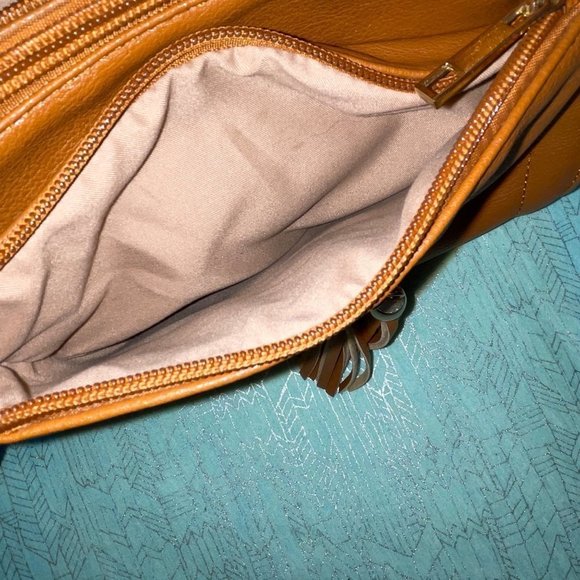 Tan cross-body purse with stylish tassels and many organizing compartments NEW - Picture 6 of 15